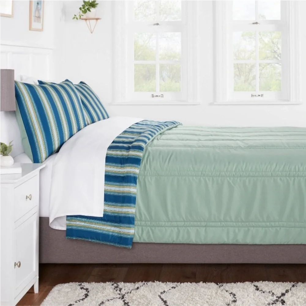 ROOM ESSENTIALS NWT striped lofty microfiber quilt -navy -full/queen